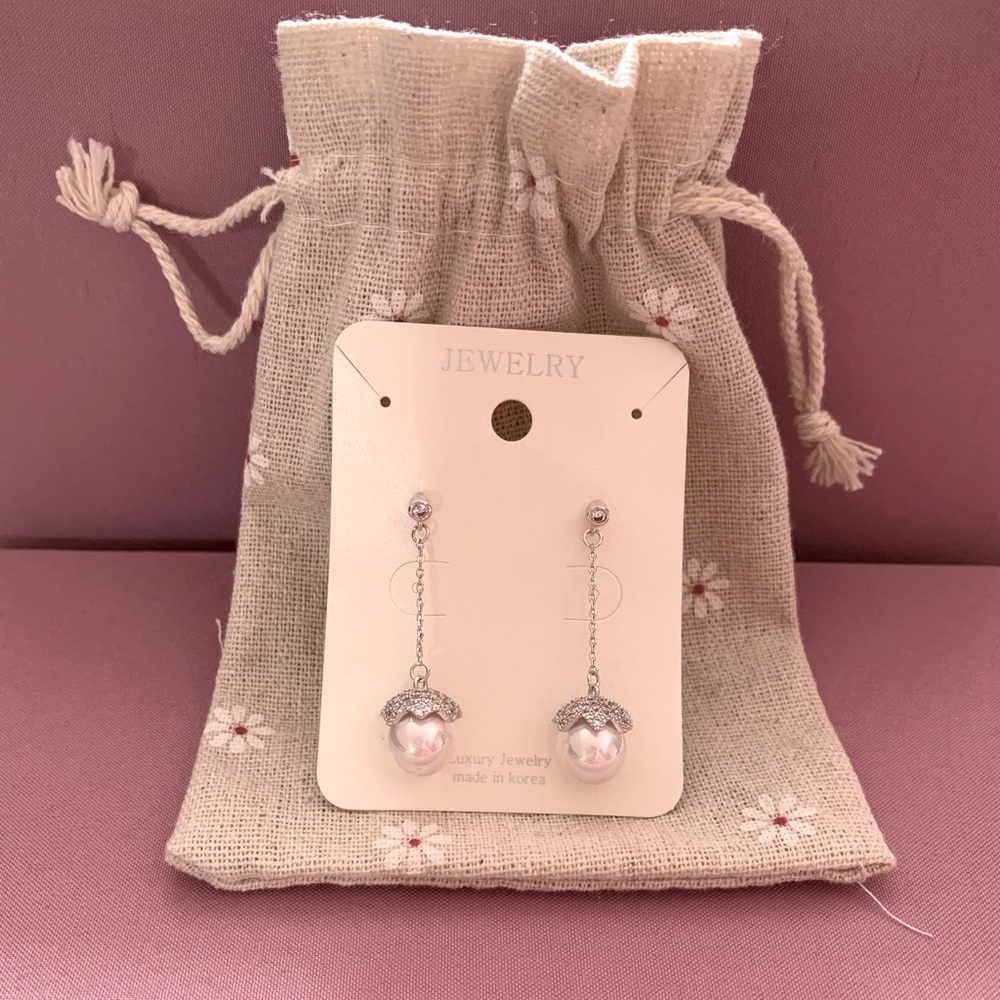 BRAND NEW Sparkly Pearl Dangle Earrings